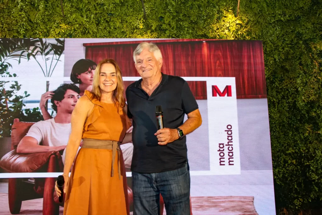 Equipe Mota Machado recebendo reconhecimento