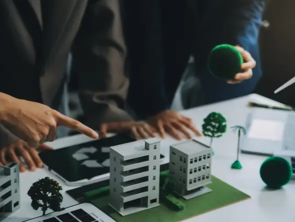 Empreendimentos sustentáveis, maquetes em mesa branca 
