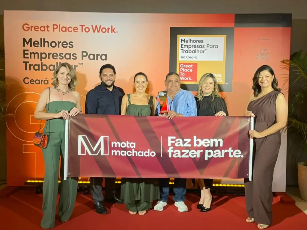 Equipe Mota Machado recebendo reconhecimento